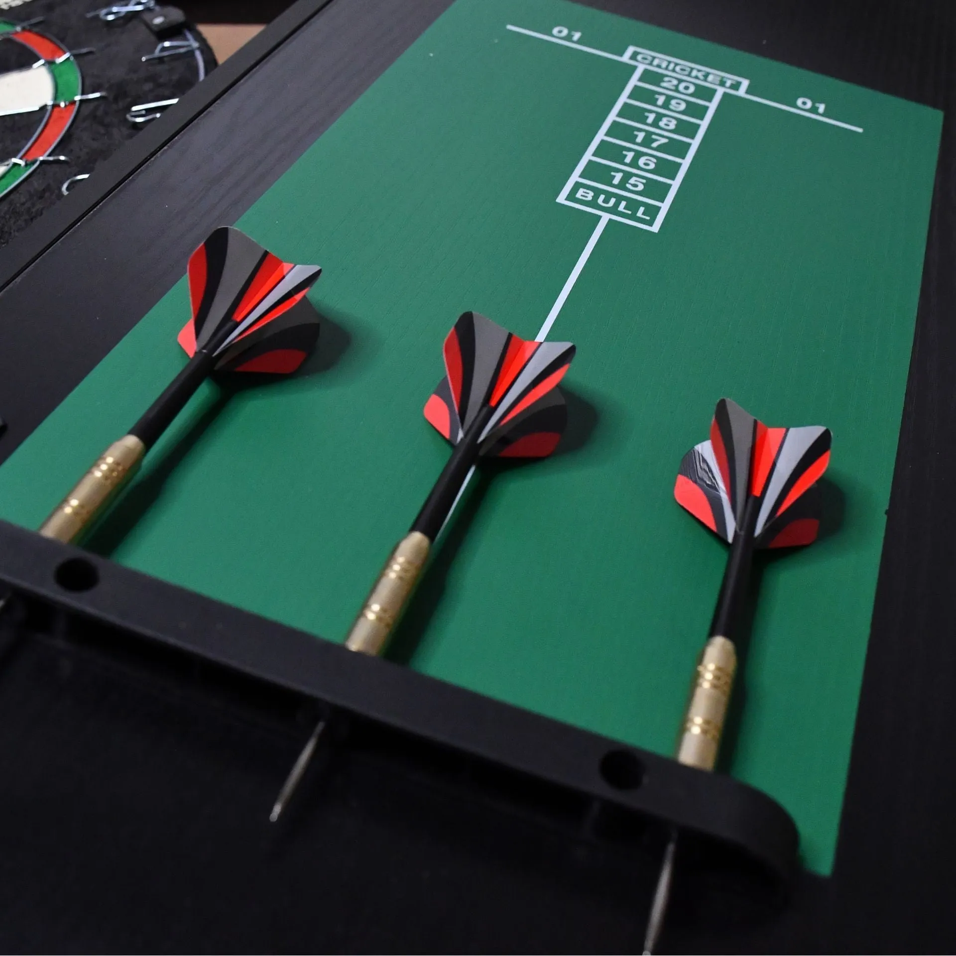 Arrow 180 High Quality Dartboard Set inc. Cabinet