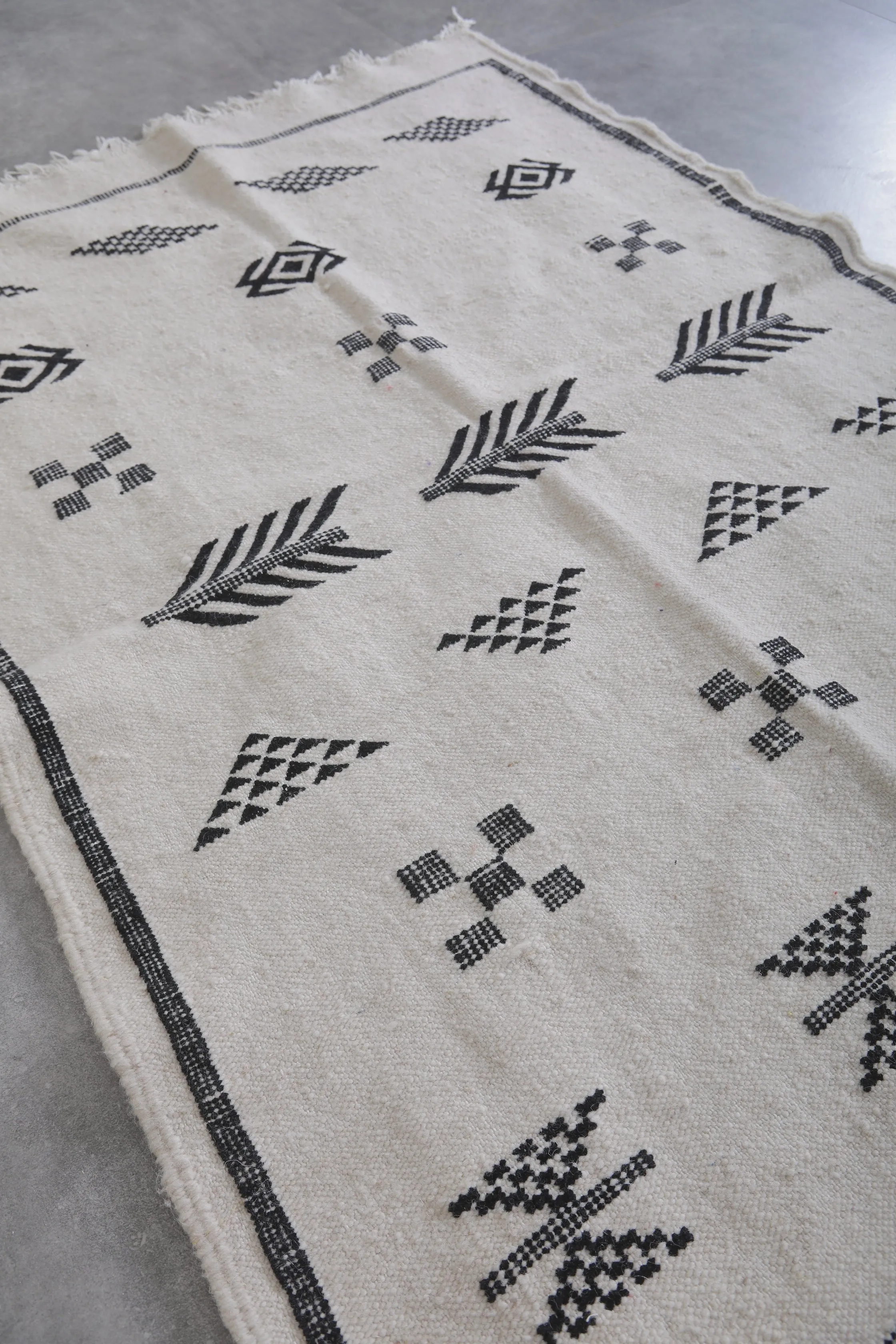 Black and White Moroccan Kilim Rug - Geometric Design 3.2x4.9 ft
