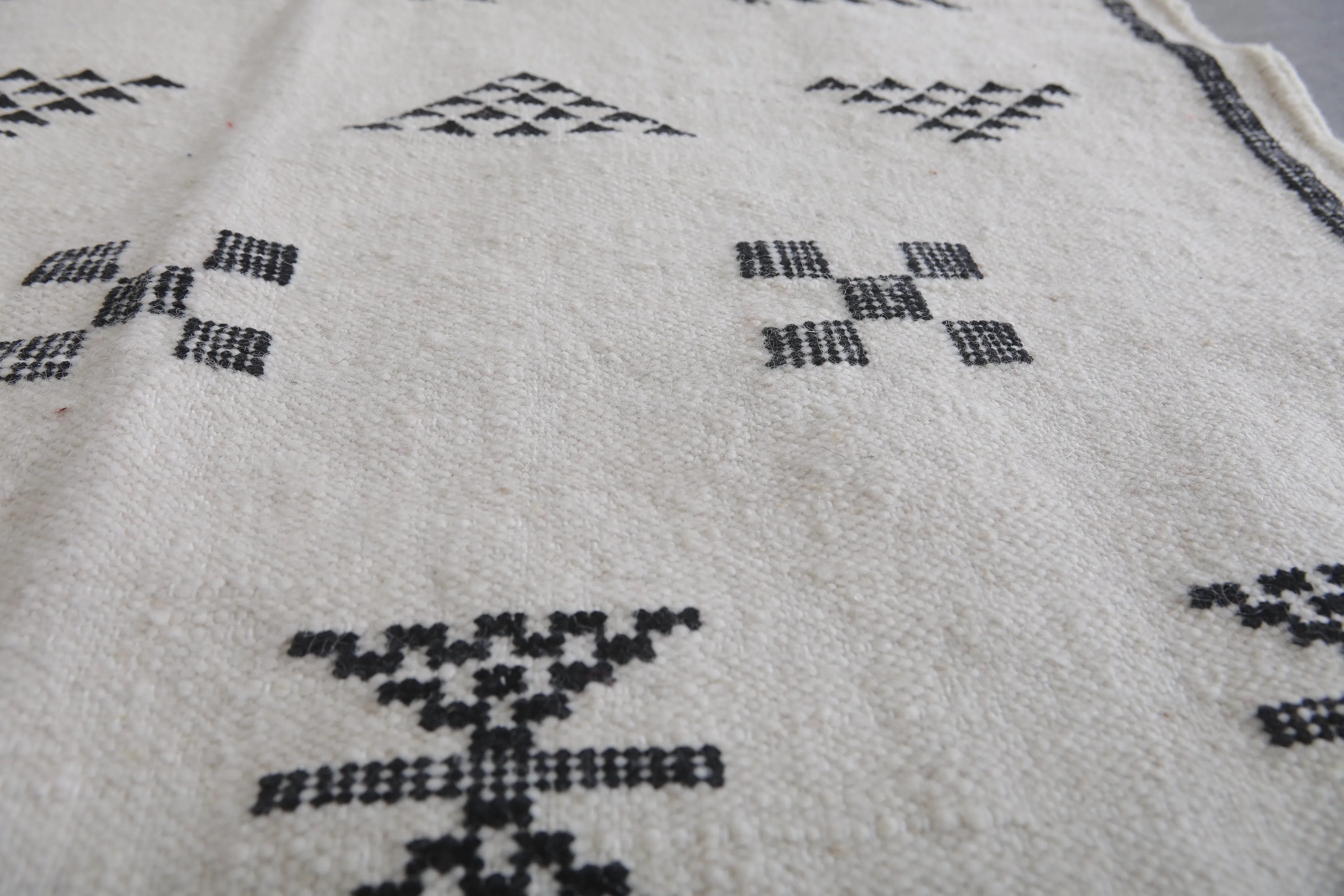 Black and White Moroccan Kilim Rug - Geometric Design 3.2x4.9 ft